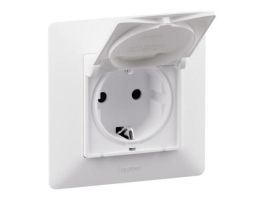 LEGRAND Valena Life 2P+F csatlakozóaljzat biztonsági zsaluval, csapófedéllel, IP44 fehér (632909)